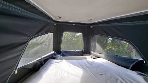 4p VW Crafter offgrid bus uit 2026 met lengtebed, daktent en fietsendrager