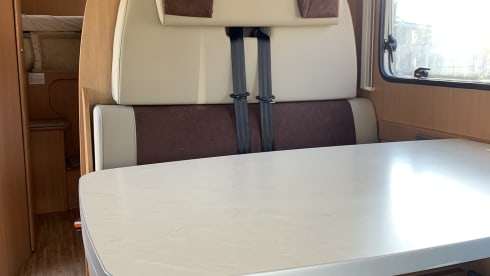 Bennie – Benimar Alcove camper - 5 persons - family camper 