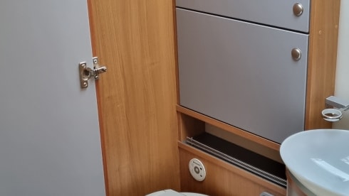 Zilveren parel. – Burstner with 2 x length bed and large dinette.
