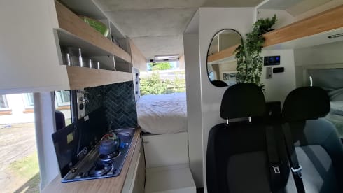 4p VW Crafter offgrid bus uit 2026 met lengtebed, daktent en fietsendrager