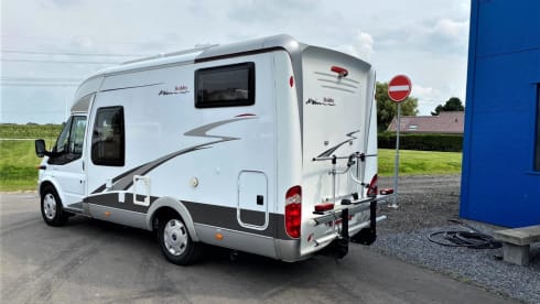 Nice compact Ford camper!