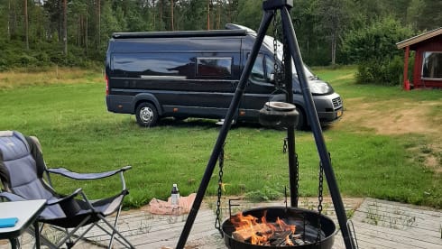 Black Beauty – Kingsize fixed length beds, 2p camper complete