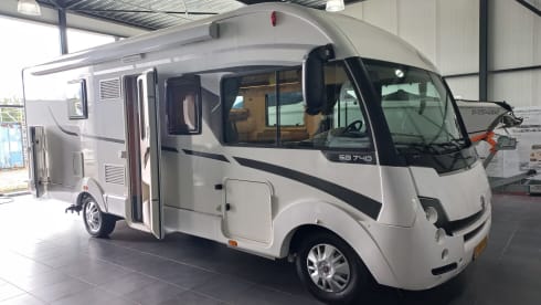 Premium integrated 5-person camper with bunk and lifting bed