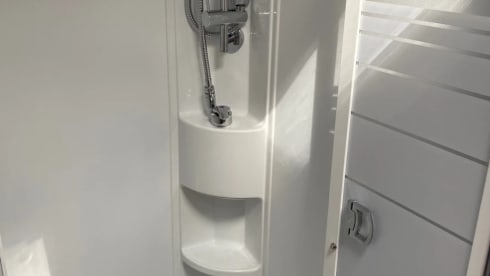 The Beast – Very recent, luxurious 4-person alcove camper