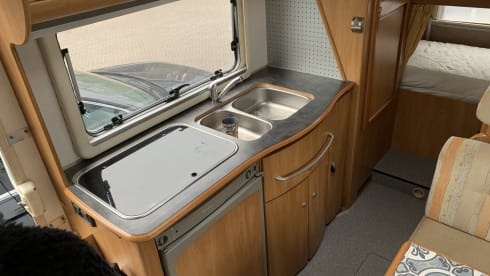 Hymer – Nice Hymer (alcove) camper with air conditioning and cruise control