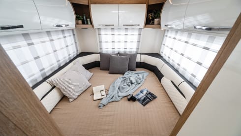 Auto Roller 746 – 2024 Fiat Auto Roller 746 automatic rear lounge 6 berth + 6 seats 