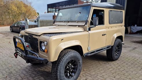 Boelo – Defender 90 300 TDI with roof tent and awning