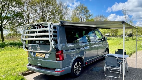 Prachtige Volkswagen California – Almost new. Carefree on the road with this beautiful, compact bus.