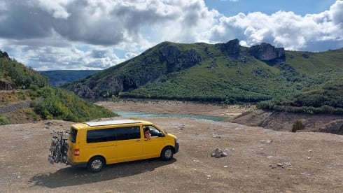 Het gele geluk 💛 – VW T5 yellow bus with modern interior