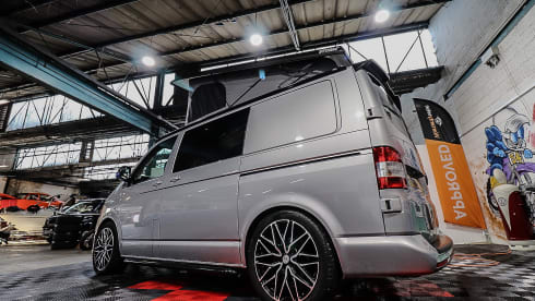 Bertie – Stunning 4 berth Volkswagen T5 campervan Automatic with air awning