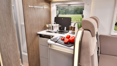 Benny jr.  – Brand new (2025) 4-person semi-integrated camper 