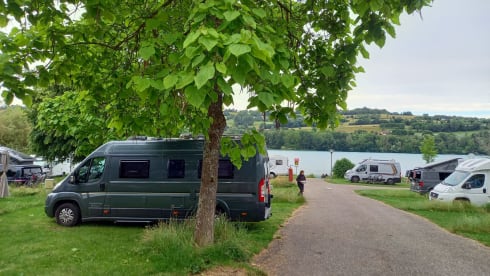 Luxe en nette buscamper met lengtebedden, zonnepanelen en een standkachel