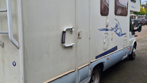 Familie camper met 6 gordels en 8 slaapplaatsen incl inventaris 