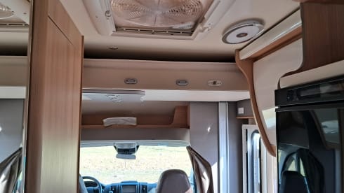 Luxe Etrusco Automaat met enkele bedden/hefbed ,grote garage