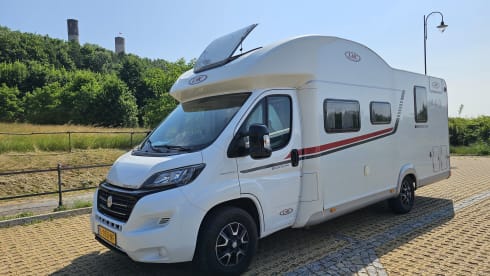 Bertha – Very Luxury, 2 or 4 person LMC semi-integral camper (automatic)