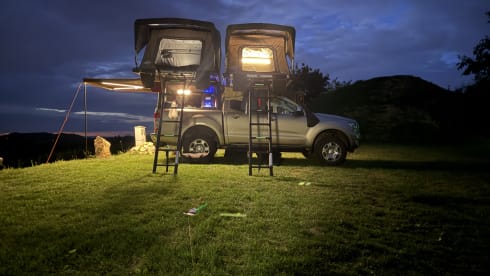 Avventuroso 4x4 con 2 tende da tetto: pronto per il campeggio selvaggio e i viaggi su strada