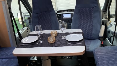 Very spacious LMC Camper with fully automatic hydraulics level system