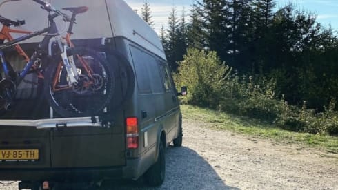 Groenling – Ford Transit - camper in army vehicle