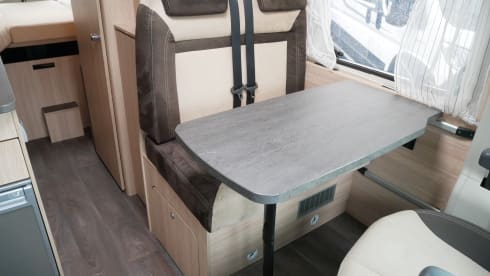 RoadCar (Pössl) 640, 2 slaap- 4 zitplaatsen, Lengtebedden, Busbiker