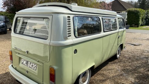Olive – Klassischer Volkswagen-Wohnmobil mit 2 Schlafplätzen, Baujahr 1977