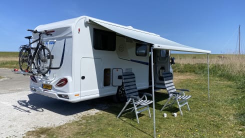 Vrije Vogels – Young luxury Knaus Sky Ti with bicycle carrier + large garage + camera