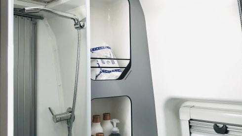 Luna de Plata – Fully equipped, state-of-the-art box van