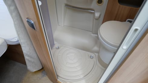 Chausson Flash 16, 4-person, longitudinal beds, pull-down bed!!