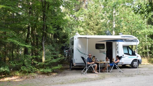 Diesel de roze schaats (kids zijn creatief 😄) – Comfortable and complete 6p alcove camper