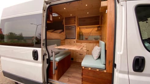 Surf Camper – Off Grid Camperbus Fiat Ducato L2H2 (for hot and cold days)