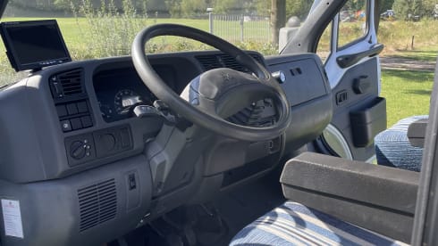 Oude dame – 2p Adria Mobil bus uit 1997