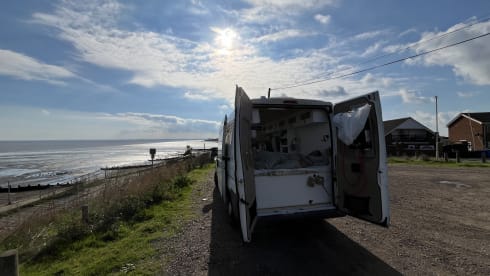 Lola – Scandi-Style 3-Berth Campervan – Solar, Kitchen & Comfort