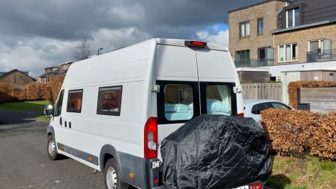 Koos – Large bed for the taller camper - Off-grid Fiat Ducato 