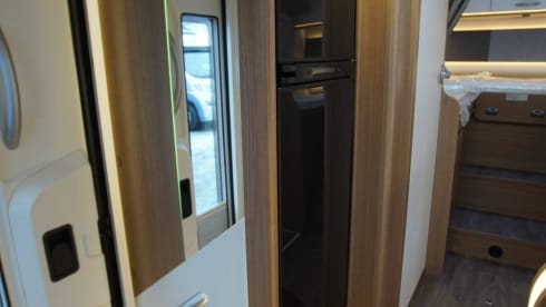 Wille – Automatic, Hymer Carado 4 person family camper, long beds! 
