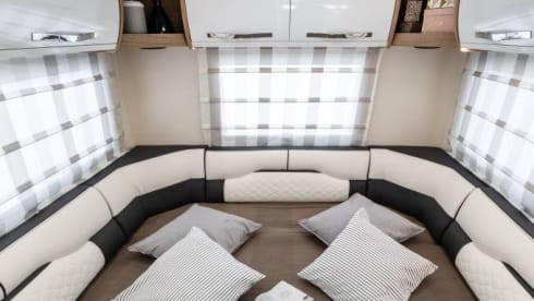 LUX 6 berth & 5 seatbelts – WiFi, 2 TV's, Pets ✅, Bikes ✅, Table & Chairs