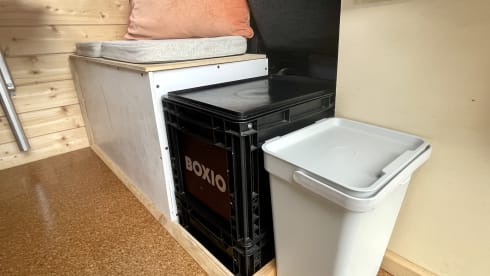 Ollie – Comfortable, attractive 2 person bus camper