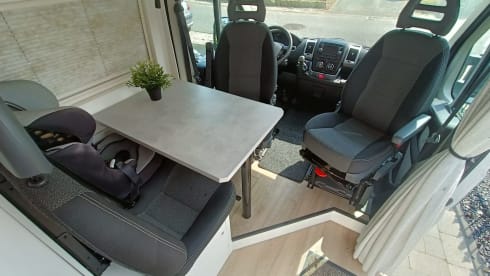 Pura Vida Van – 3-person bus camper built in 2023