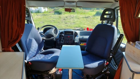 2p attractive, spacious, light Fiat bus camper