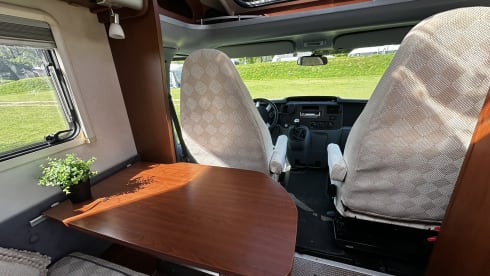 June – Super cozy and complete 2p camper! 