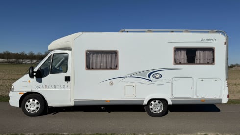 Bel camper semi-integrato Dethleffs per un massimo di 4 persone