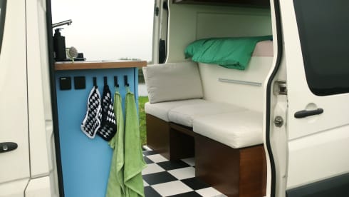 Bobbie – Colorful off grid crafter