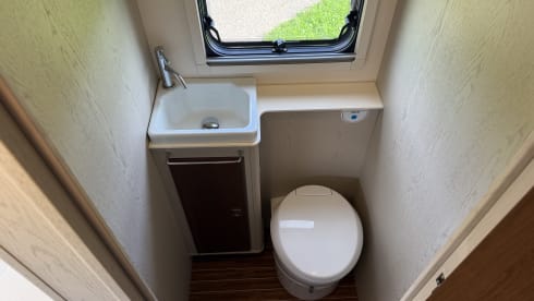 Camper met enkele bedden en alkoof!