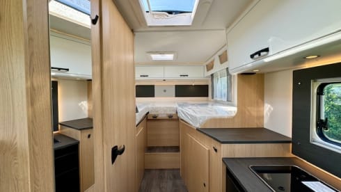 TWIN SUNNY – SEMI-INTEGRATED T 670 S TWIN BEDS, AUTOMATIC