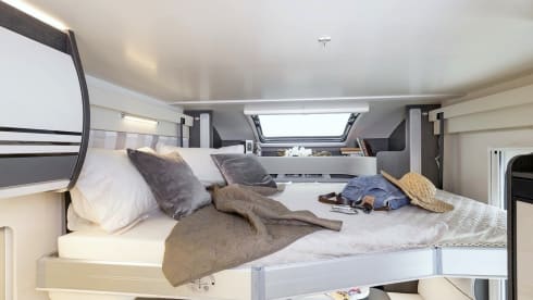 Bavarian Camper 9 – Teilintegrierter mit Innentür für 2 getrennte Räume