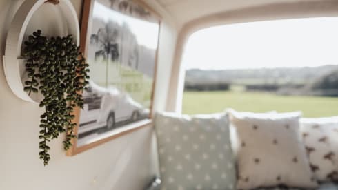 Amari – Escape the ordinary in our cosy, country cottage on wheels!