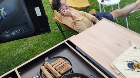 Ford Campervan met groot bed & uitschuifbare keuken 