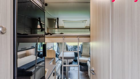 Mergelland – New (2024!) Luxury Sun Living camper 4 pers. + electric folding bike