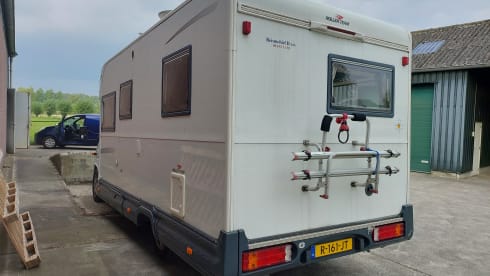 Roller Team – 4 person semi-integrated camper
