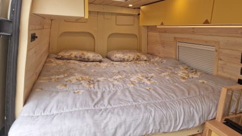 Perfecte Plek | zand – Mercedes Sprinter L2H2 (2018) - automatic | off-grid | 2 outdoor showers