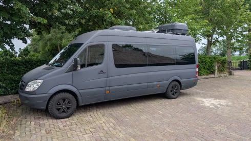 De Avonturierbus 🚐 – Zweisitziger Mercedes-Benz Bus aus dem Jahr 2010