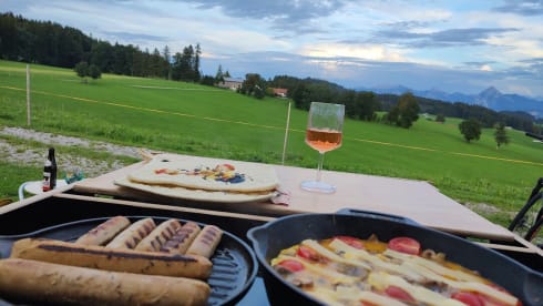 Ford Campervan met groot bed & uitschuifbare keuken 